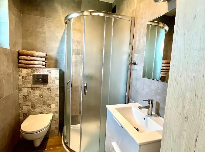 Kolejowa 28 アパート ウストロニエ・モルスキエ